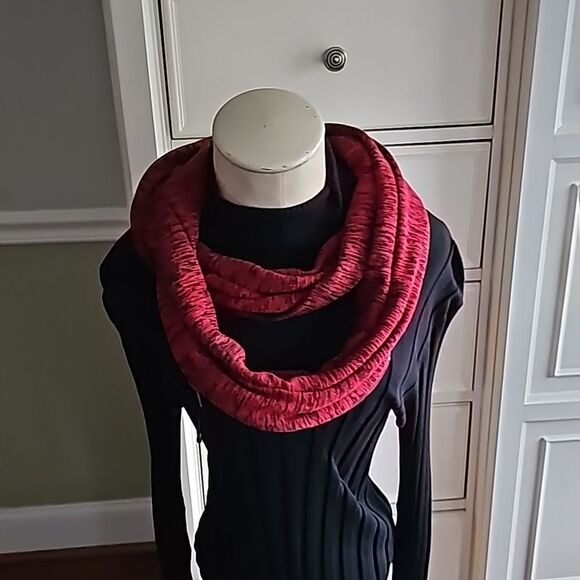 Infinity Scarf with Zipper Pocket for Women & Men. Color: WineRed/Black - Picture 5 of 6